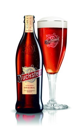 Duckstein Original – bernsteinfarbenes, elegantes Amber Lager mit Holzfass‑Note.
